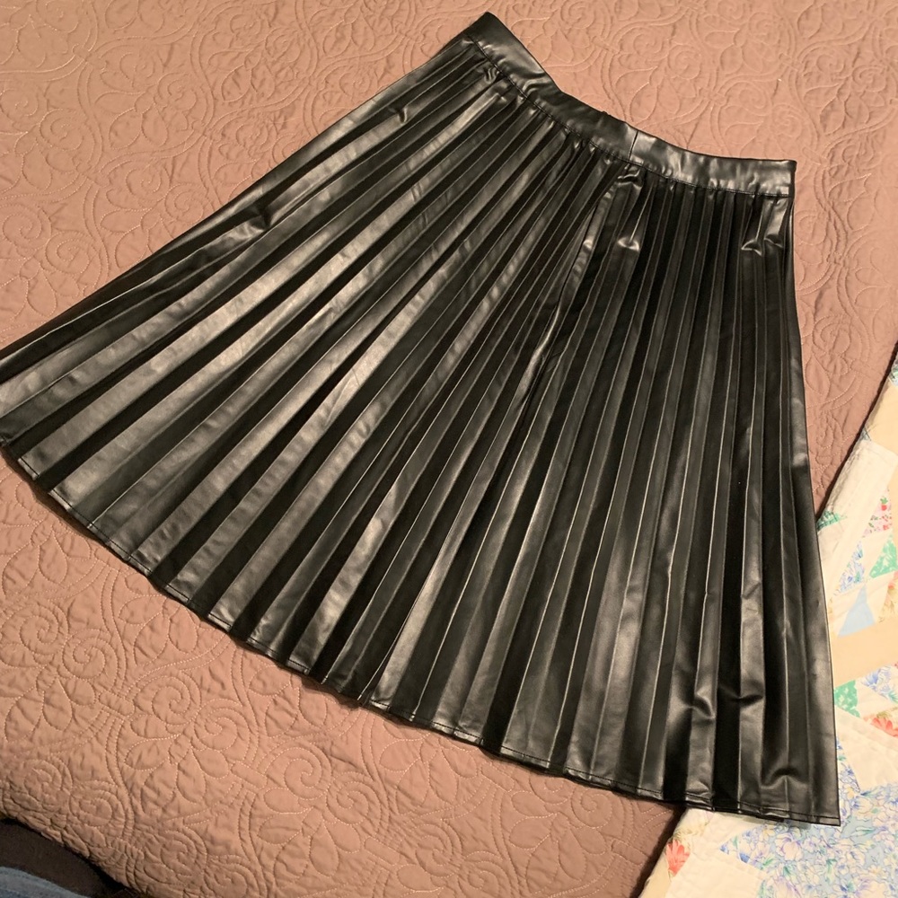 Black pleated skirt euc